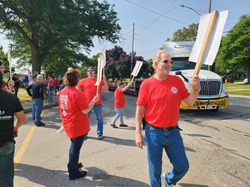 UAW Local 1112 members join the UE Local 506 and 618 picket lines in Erie, PA