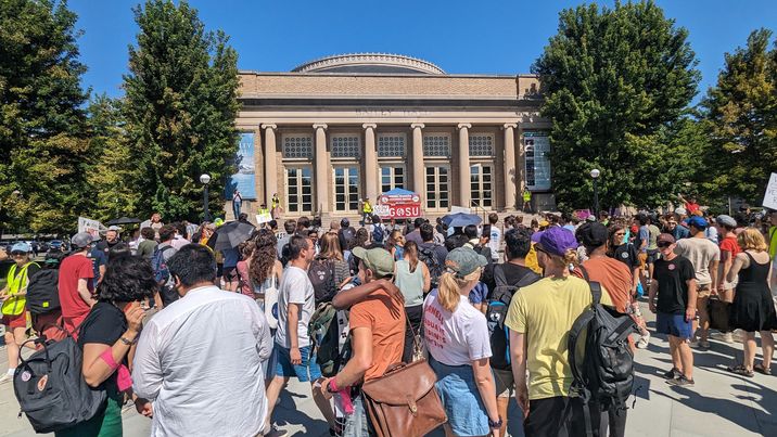 Grad worker rally to begin union membership card drive