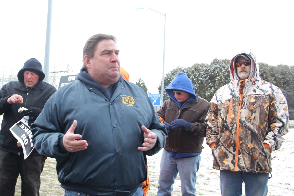 Local 506 Chief Plant Steward Leo Grzegorzewski talking to UE members on the picket line