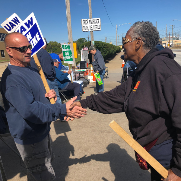 UE General Counsel Irene Thomas shaking hands with a GM striker